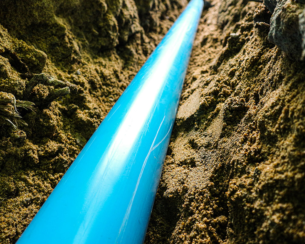 laying pvc water pipe under backfilling sand trench